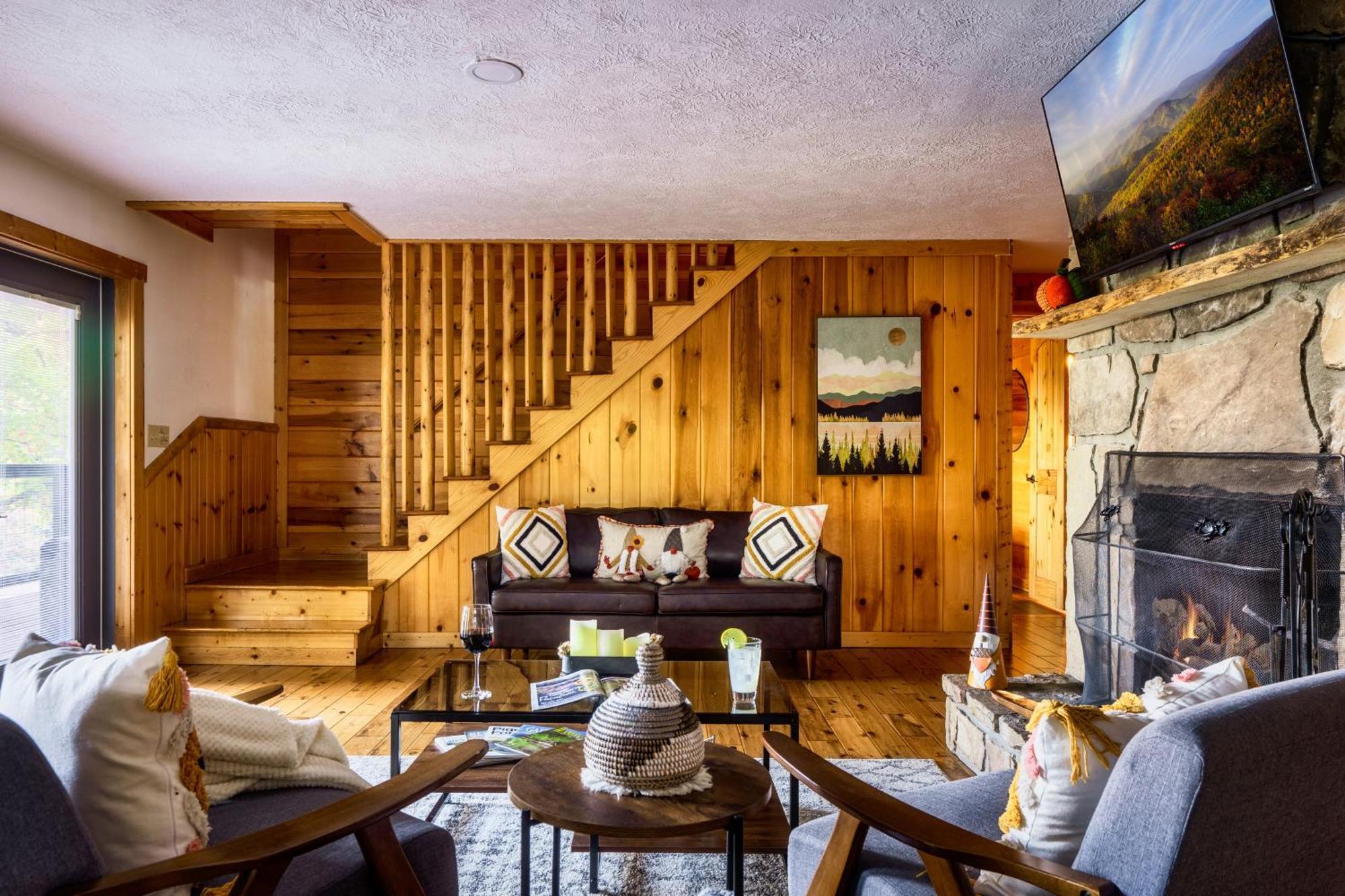 Woodhaven - Private - 3 - Gorgeous Views - 3 Pools - Gamerm - Hottub - Lots Of Bears Chalet Gatlinburg