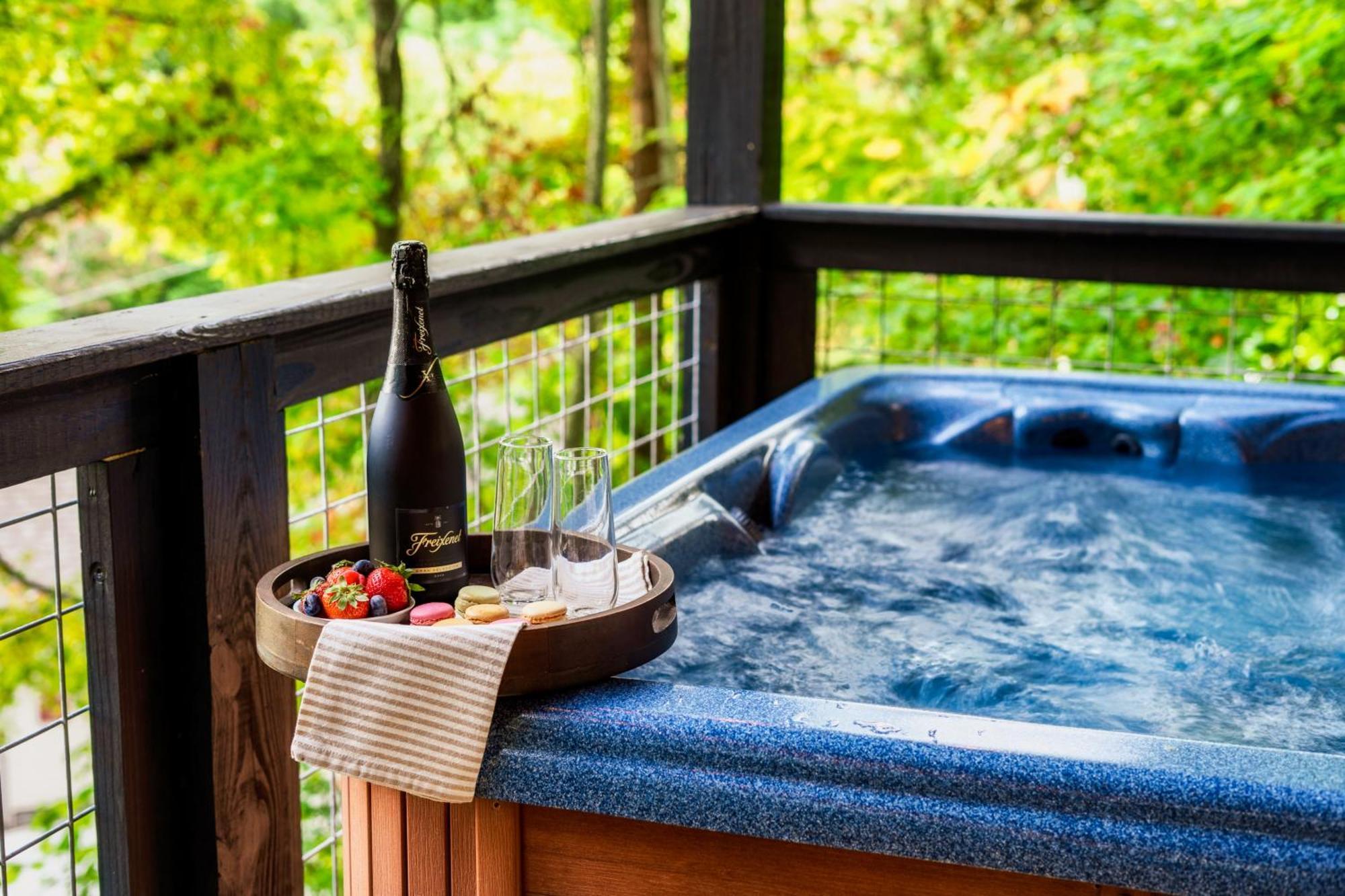 Woodhaven - Private - 3 - Gorgeous Views - 3 Pools - Gamerm - Hottub - Lots Of Bears Chalet *