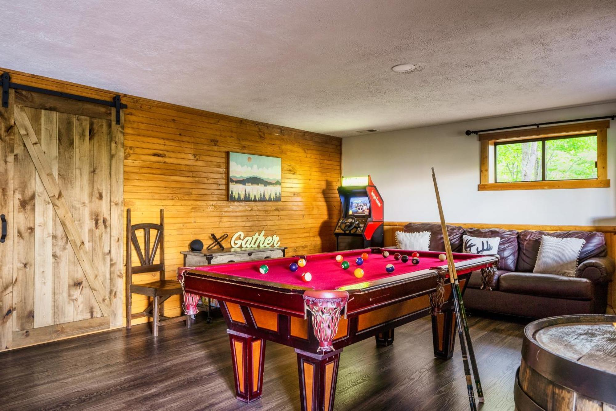Woodhaven - Private - 3 - Gorgeous Views - 3 Pools - Gamerm - Hottub - Lots Of Bears Chalet