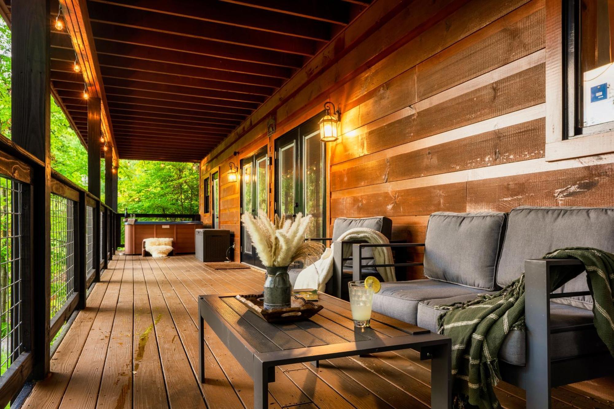 Chalet Woodhaven - Private - 3 - Gorgeous Views - 3 Pools - Gamerm - Hottub - Lots Of Bears Gatlinburg