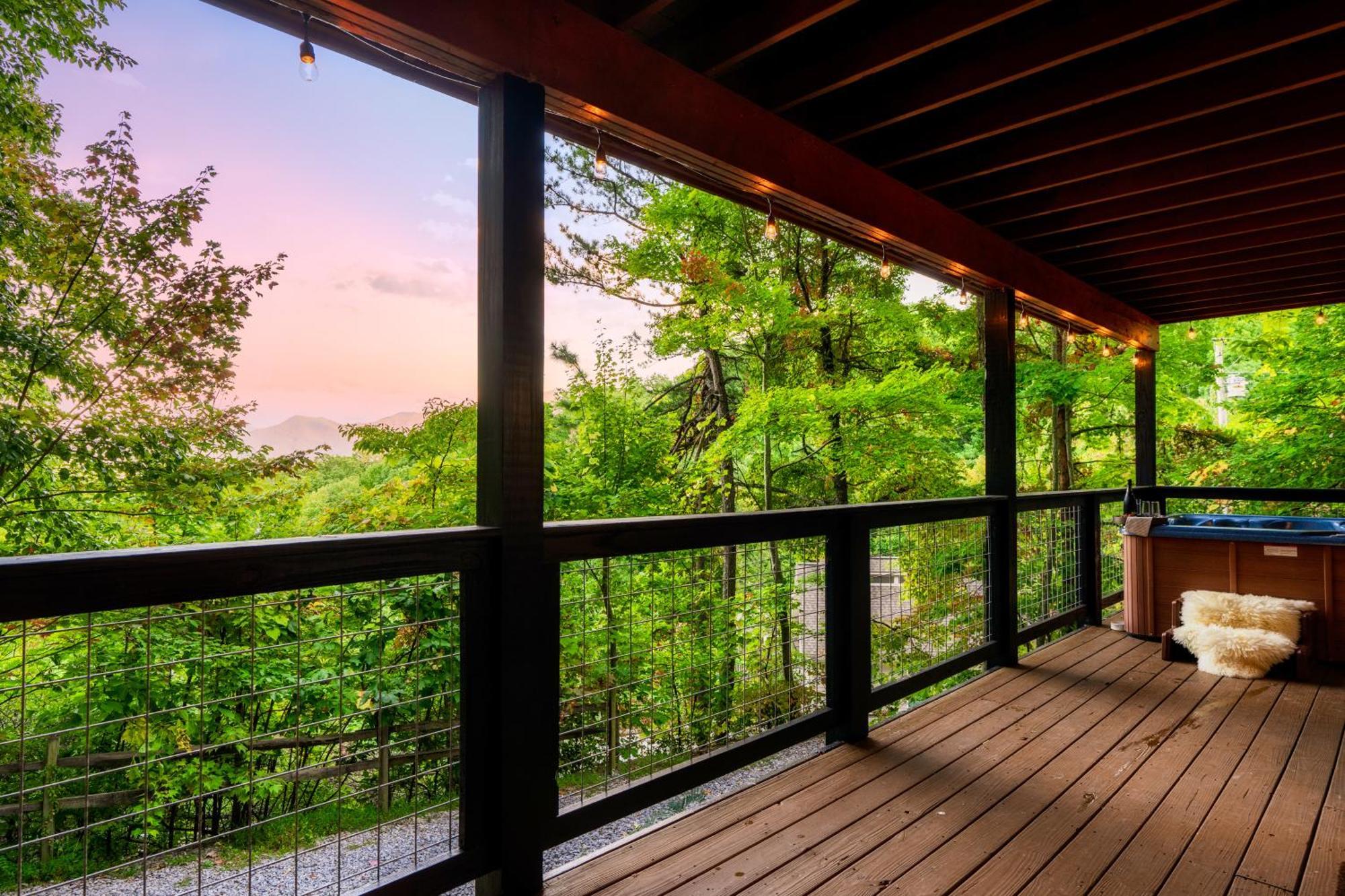 Chalet Woodhaven - Private - 3 - Gorgeous Views - 3 Pools - Gamerm - Hottub - Lots Of Bears