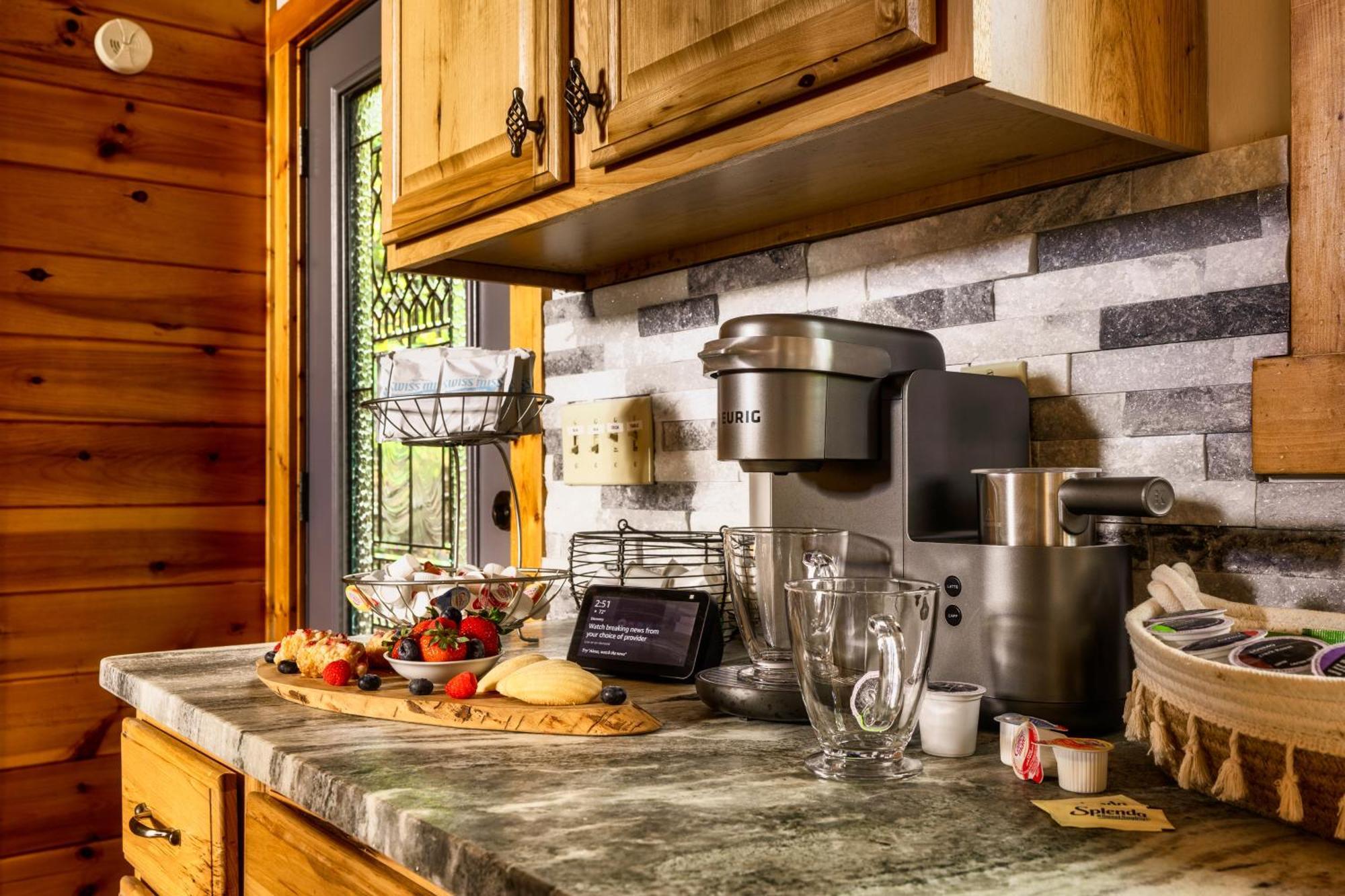 Woodhaven - Private - 3 - Gorgeous Views - 3 Pools - Gamerm - Hottub - Lots Of Bears Chalet