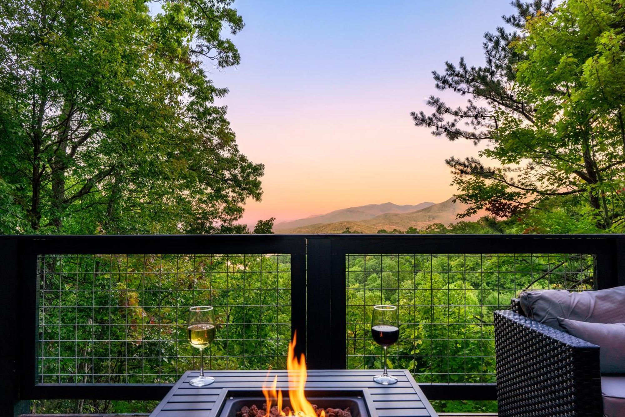 Woodhaven - Private - 3 - Gorgeous Views - 3 Pools - Gamerm - Hottub - Lots Of Bears Chalet Gatlinburg