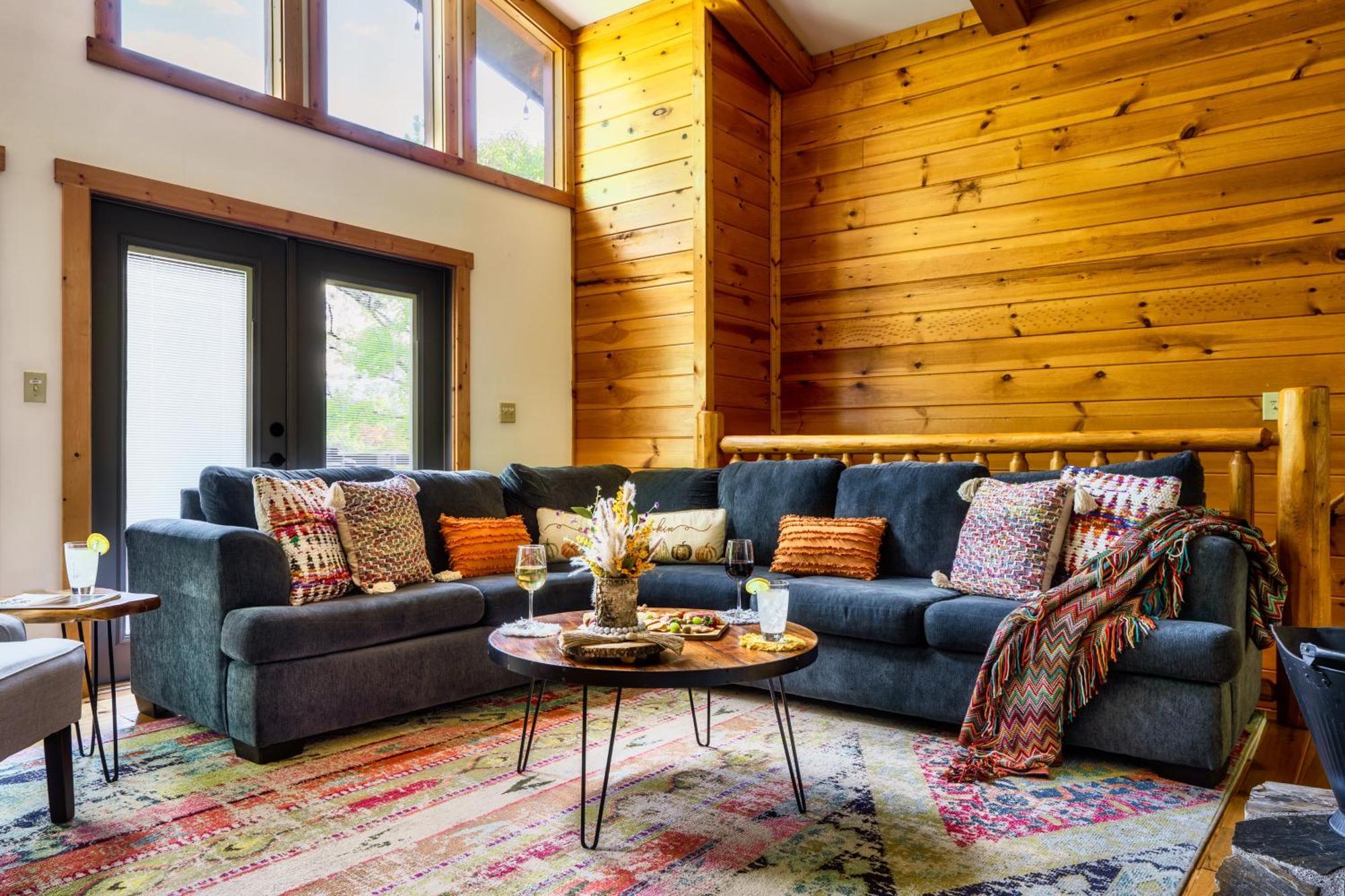 Chalet Woodhaven - Private - 3 - Gorgeous Views - 3 Pools - Gamerm - Hottub - Lots Of Bears *