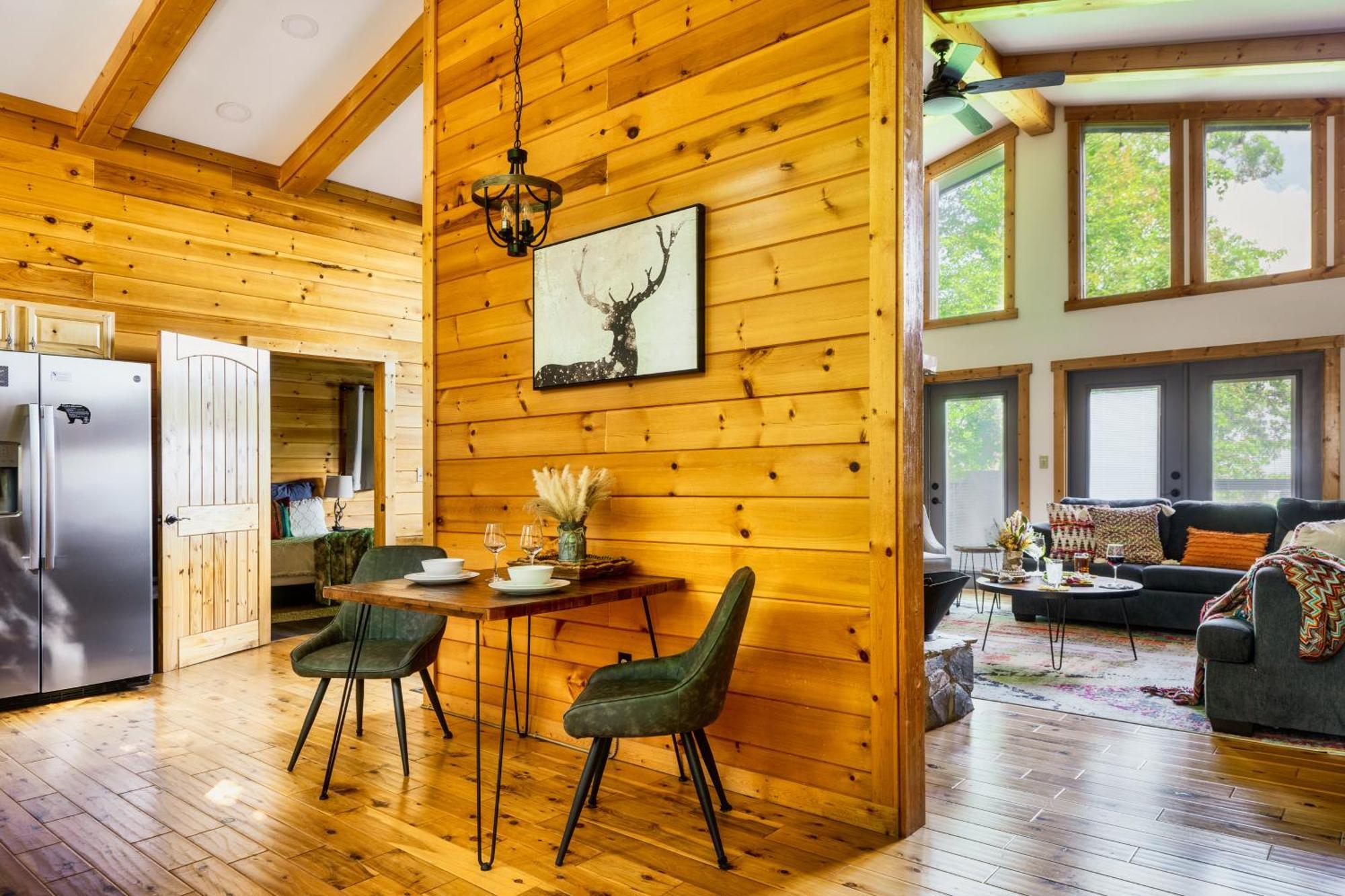 Chalet Woodhaven - Private - 3 - Gorgeous Views - 3 Pools - Gamerm - Hottub - Lots Of Bears