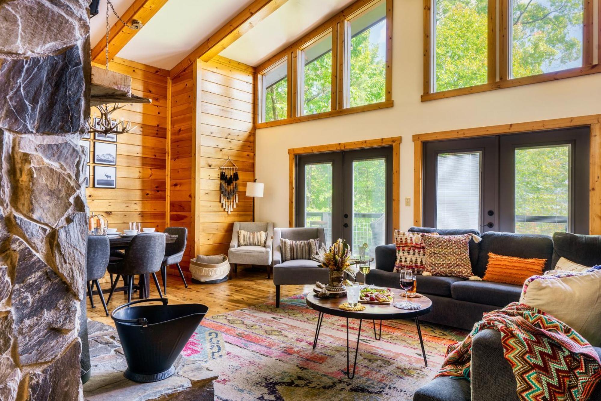Chalet Woodhaven - Private - 3 - Gorgeous Views - 3 Pools - Gamerm - Hottub - Lots Of Bears *