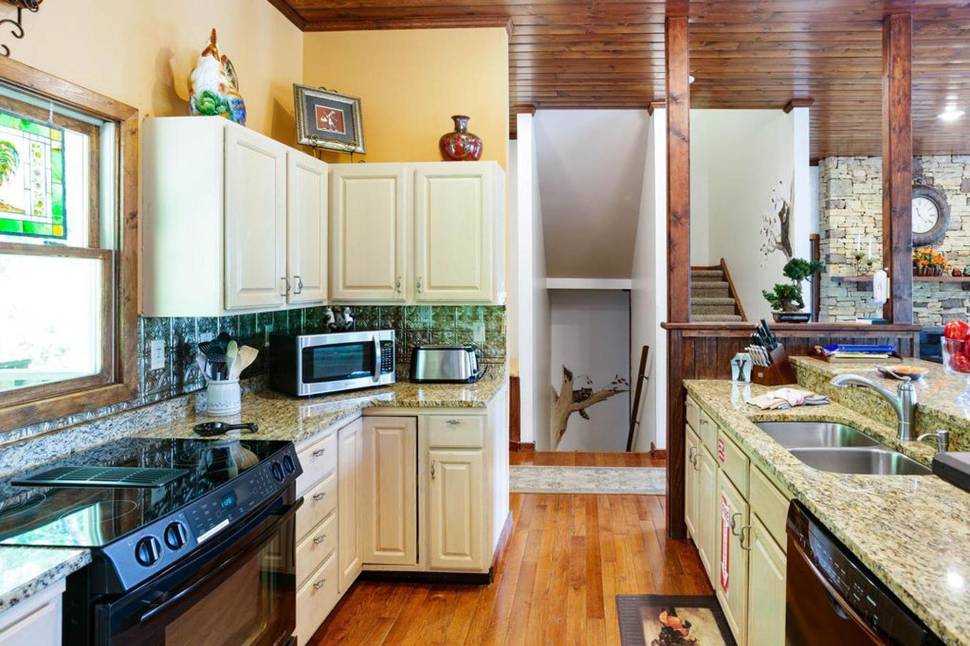 Beautiful Mountain Views And Privacy. Minutes To Downtown And National Park Chalet *