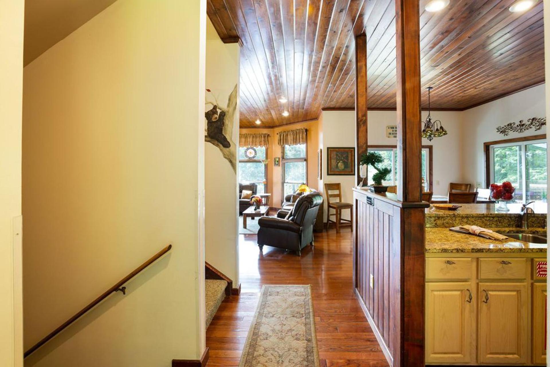 Beautiful Mountain Views And Privacy. Minutes To Downtown And National Park Chalet *