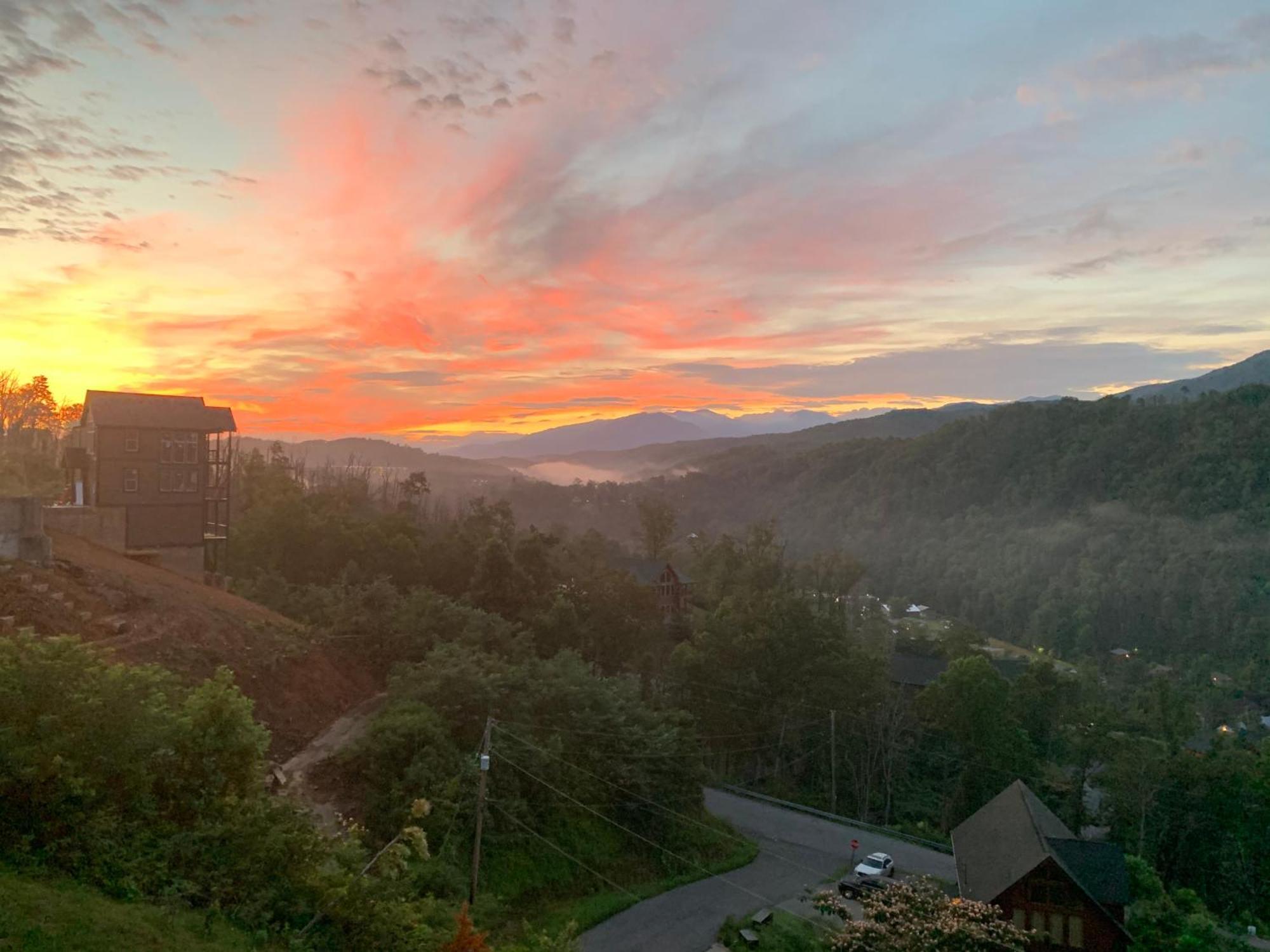 Mountain Haven - Relax & Enjoy Amazing 180 Degree Views Of Mt Leconte Holiday home *