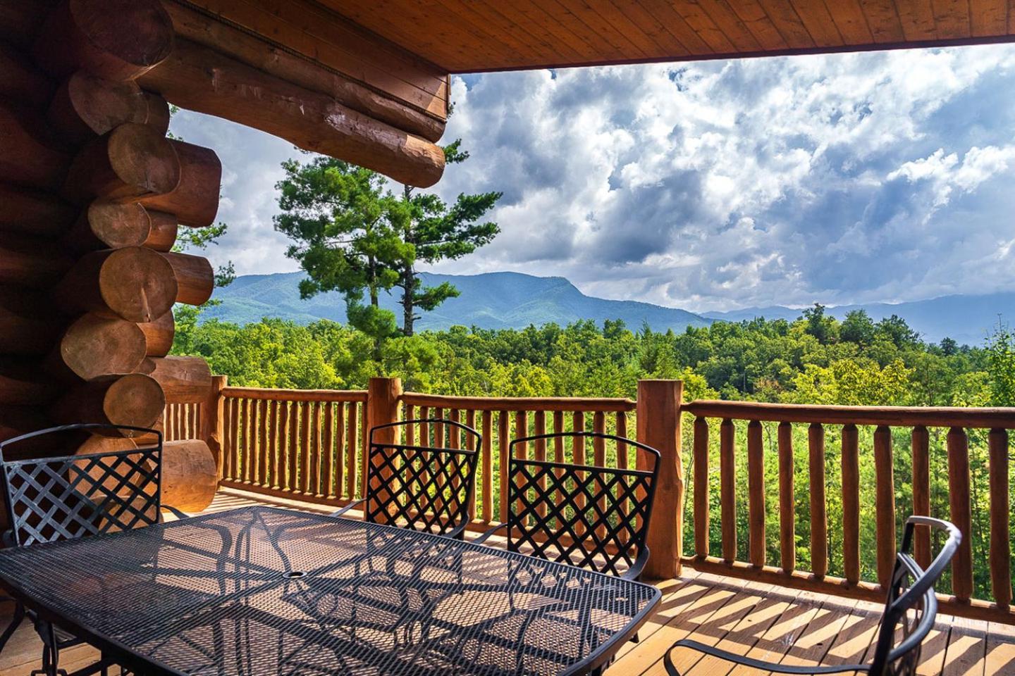 Big Bear Ridge Lodge: Mountain View Log Retreat Gatlinburg