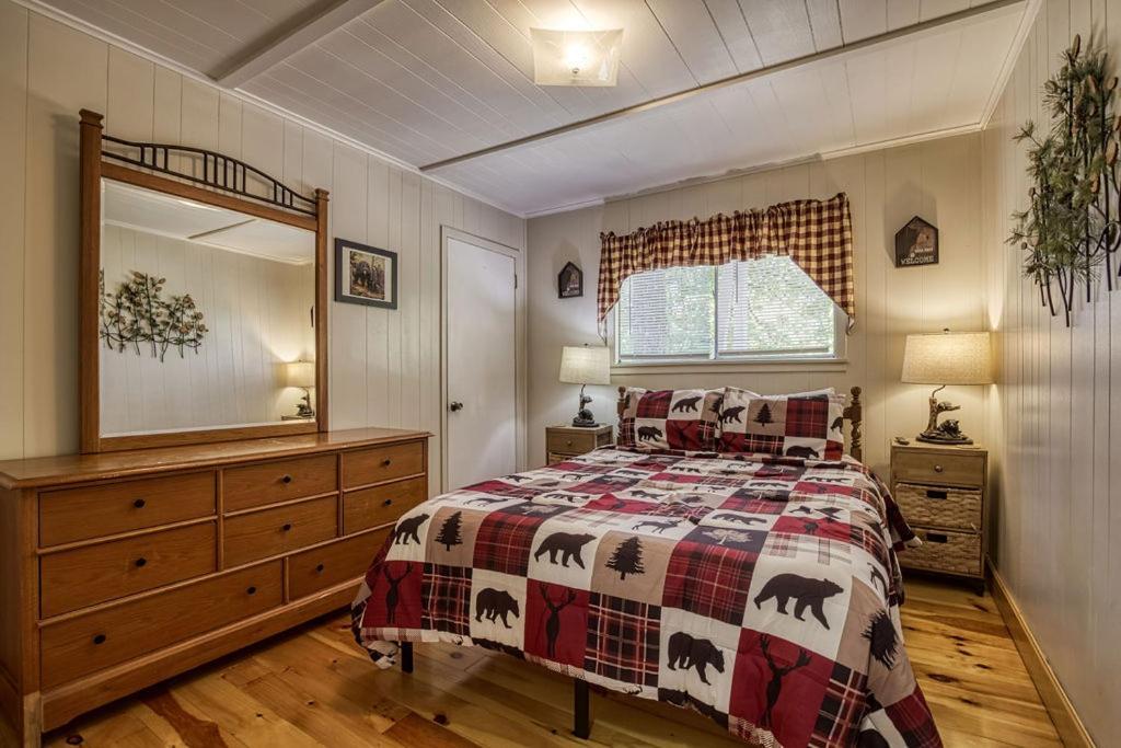 Chalet Four Bears Den, Hot Tub, 1089 Of Free Attraction Tickets For Each Paid Day, Dollywood And Gatlinburg