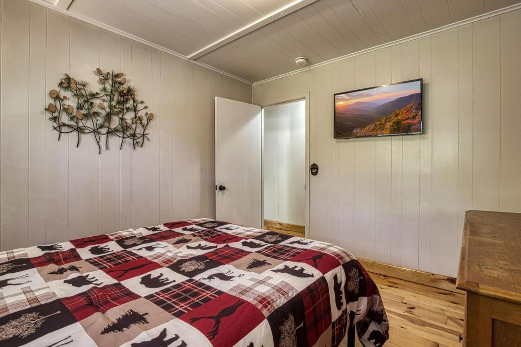 Chalet Four Bears Den, Hot Tub, 1089 Of Free Attraction Tickets For Each Paid Day, Dollywood And