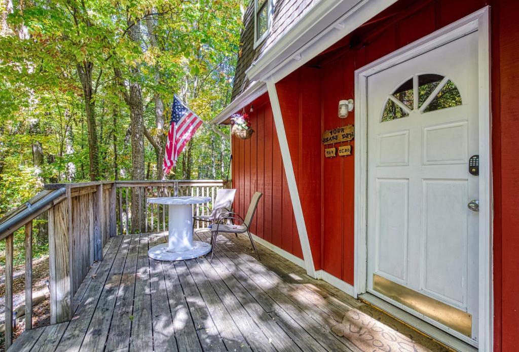 Four Bears Den, Hot Tub, 1089 Of Free Attraction Tickets For Each Paid Day, Dollywood And Chalet