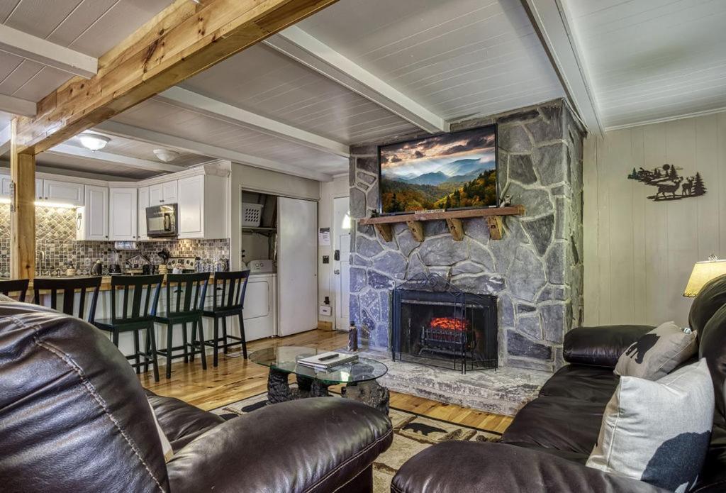 Chalet Four Bears Den, Hot Tub, 1089 Of Free Attraction Tickets For Each Paid Day, Dollywood And Gatlinburg