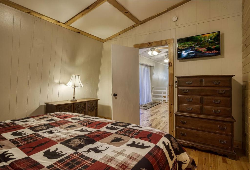 Four Bears Den, Hot Tub, 1089 Of Free Attraction Tickets For Each Paid Day, Dollywood And * Gatlinburg