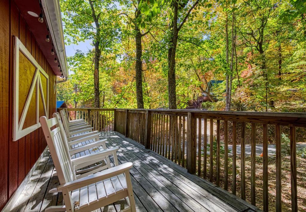 Chalet Four Bears Den, Hot Tub, 1089 Of Free Attraction Tickets For Each Paid Day, Dollywood And Gatlinburg