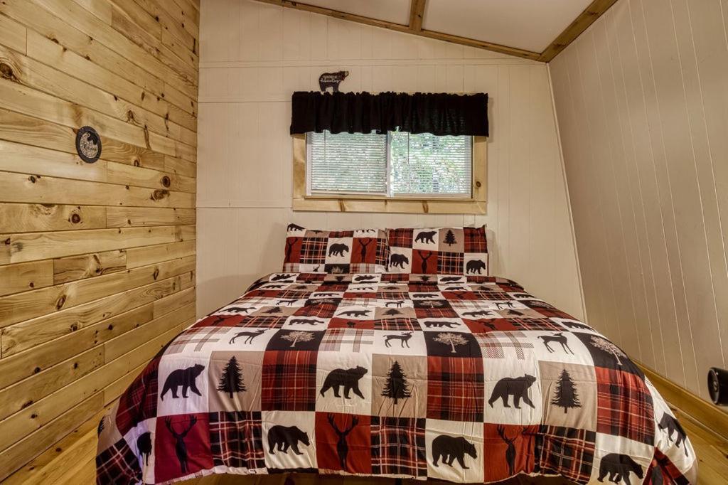 Chalet Four Bears Den, Hot Tub, 1089 Of Free Attraction Tickets For Each Paid Day, Dollywood And