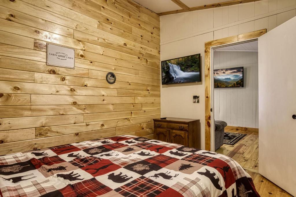 Four Bears Den, Hot Tub, 1089 Of Free Attraction Tickets For Each Paid Day, Dollywood And Gatlinburg