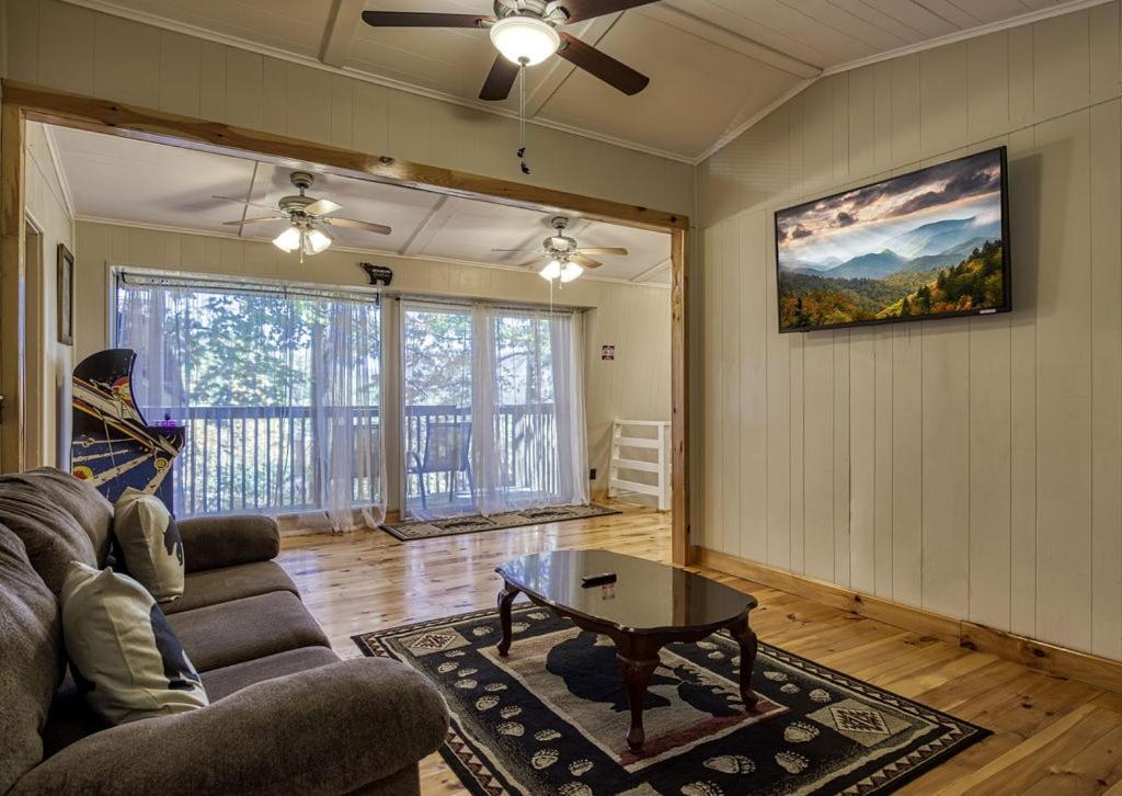 Four Bears Den, Hot Tub, 1089 Of Free Attraction Tickets For Each Paid Day, Dollywood And