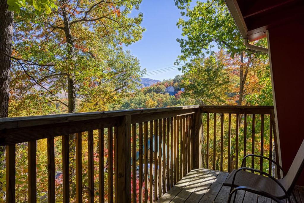 Four Bears Den, Hot Tub, 1089 Of Free Attraction Tickets For Each Paid Day, Dollywood And Chalet
