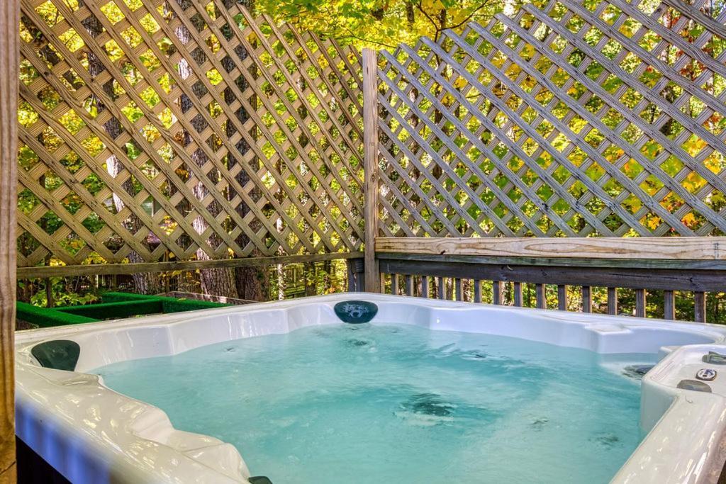 Four Bears Den, Hot Tub, 1089 Of Free Attraction Tickets For Each Paid Day, Dollywood And Chalet Gatlinburg