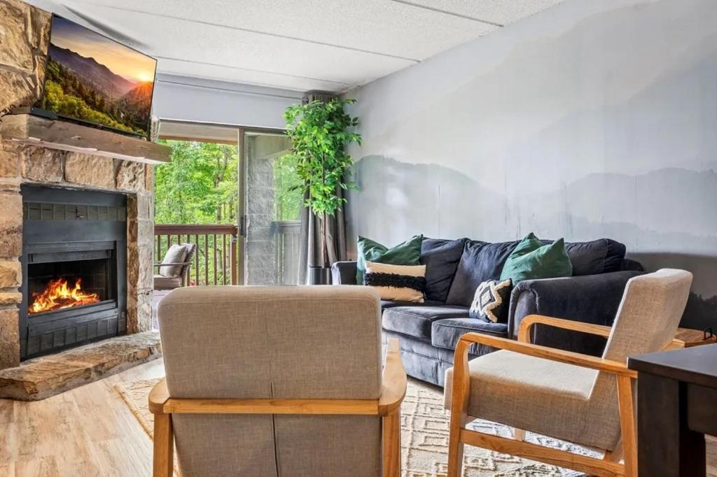 Views & Fireplace - Minutes To Gburg And Ober - *
