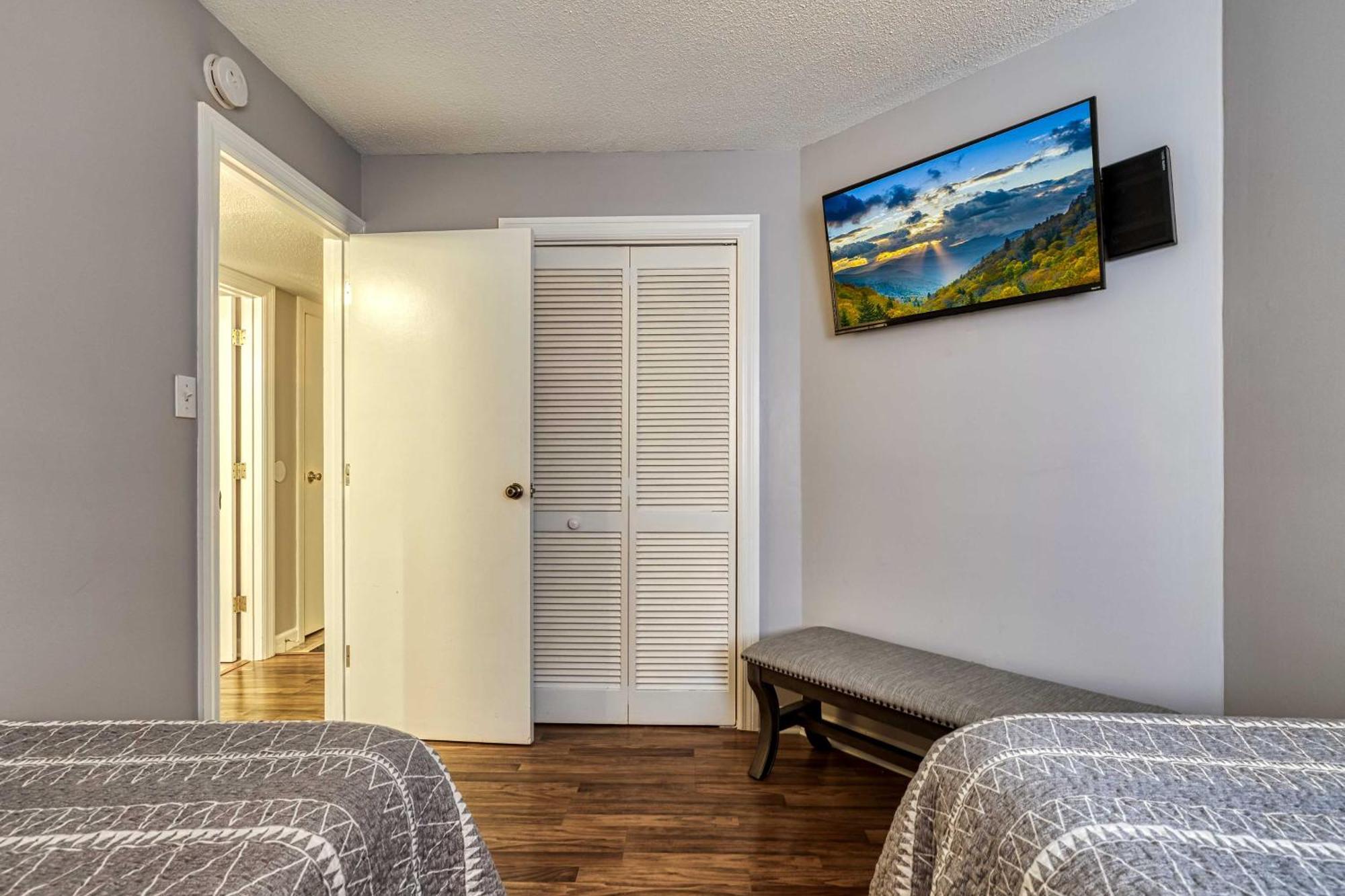 Cozy Resort-style Indoor Pool! Apartment Gatlinburg