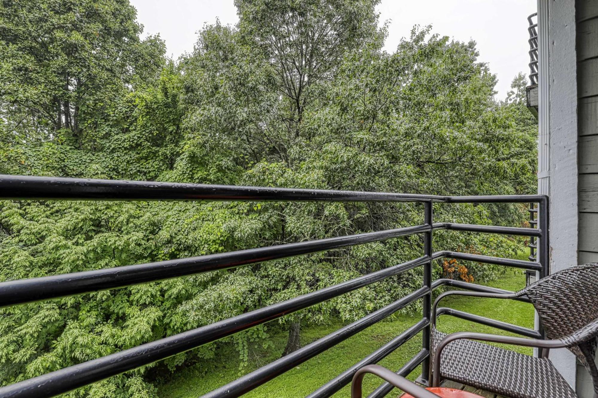 Cozy Resort-style Indoor Pool! Apartment Gatlinburg