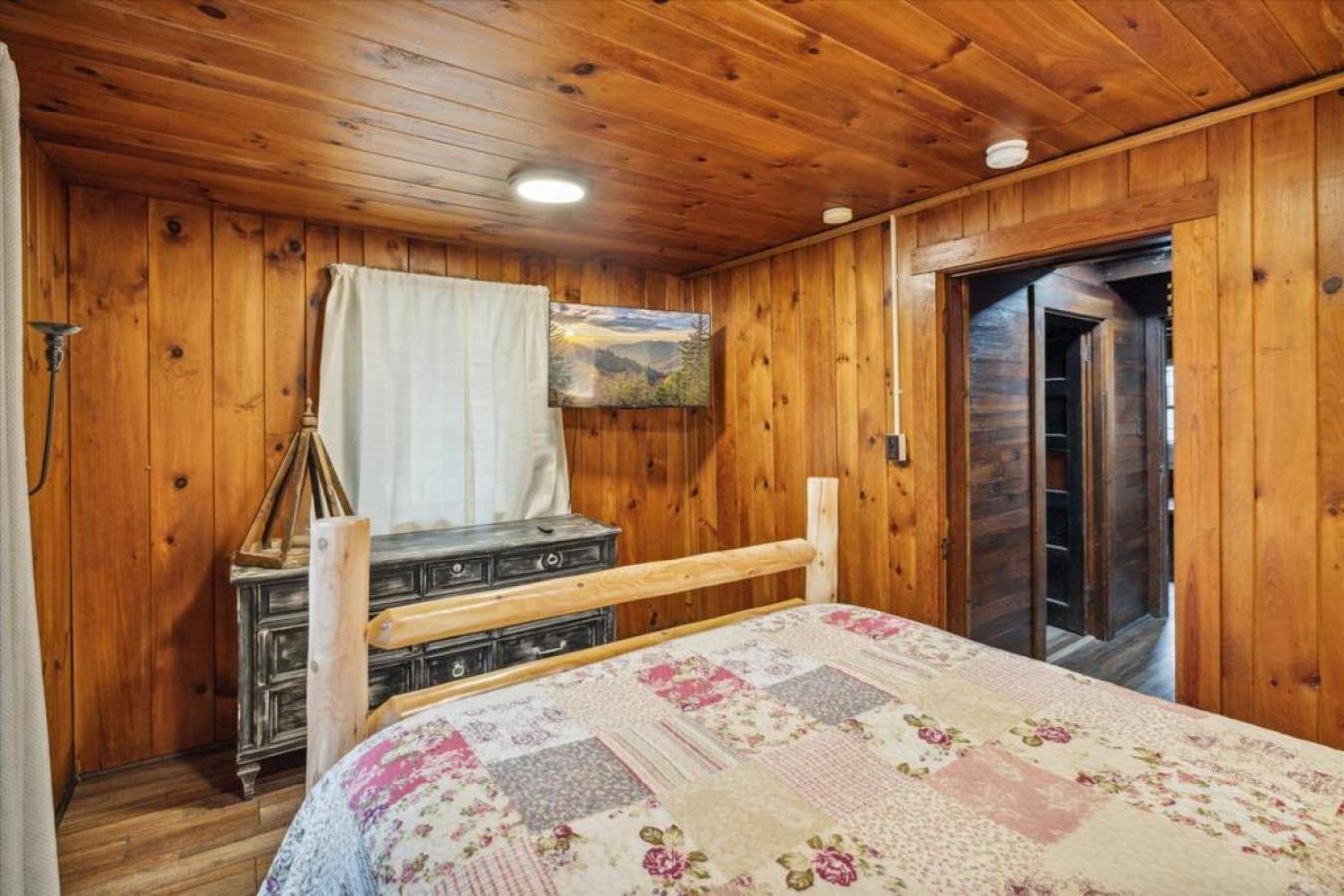 Smoky Speakeasy 2 2 Hot Tubs And Private Pool * Gatlinburg