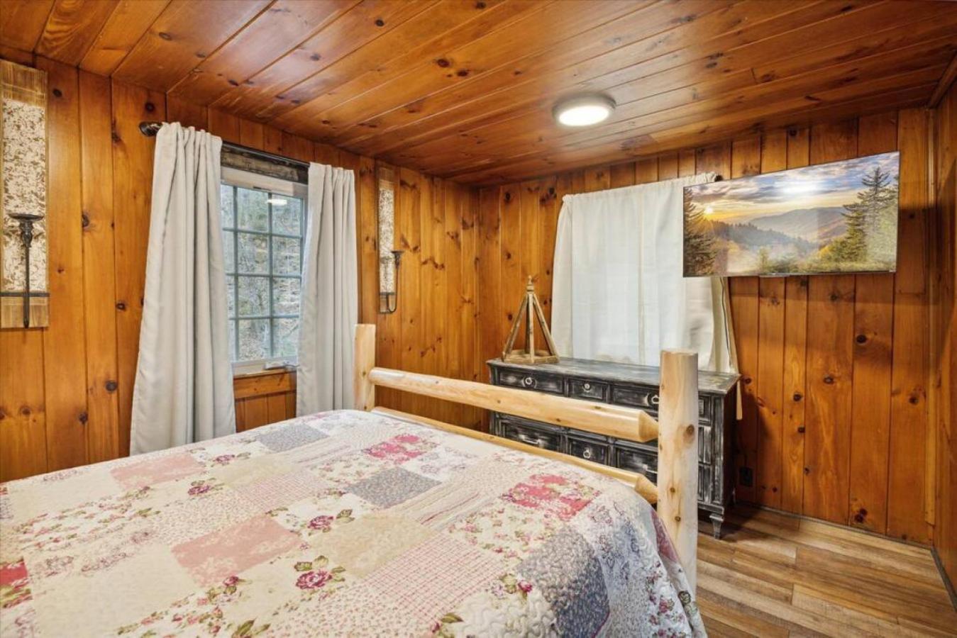 Holiday home Smoky Speakeasy 2 2 Hot Tubs And Private Pool *