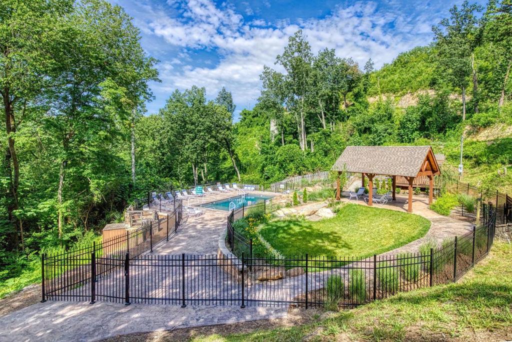 Bucky's Bungalow, Hot Tub, 1089 Of Free Attraction Tickets For Each Paid Day, Dollywood And More! Holiday home