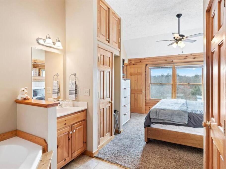 Holiday home Breathtaking Views Of The Smokies, 3 Mins To