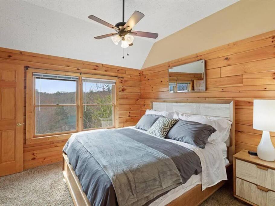 Holiday home Breathtaking Views Of The Smokies, 3 Mins To *