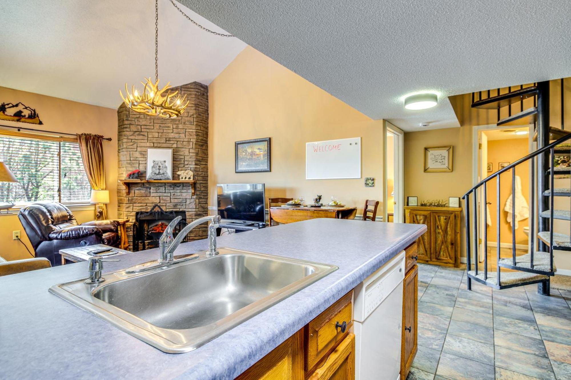 With Balcony 4 Mi To Downtown! Apartment Gatlinburg
