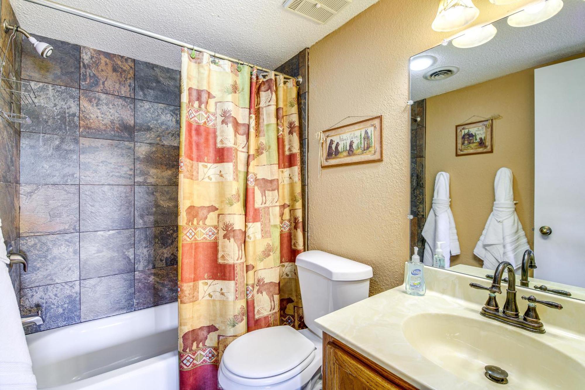 Apartment With Balcony 4 Mi To Downtown!