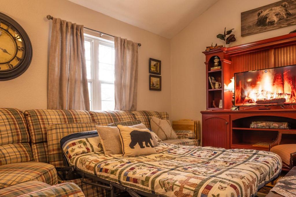 Sasquatch B Sleeps 11 Holiday home *