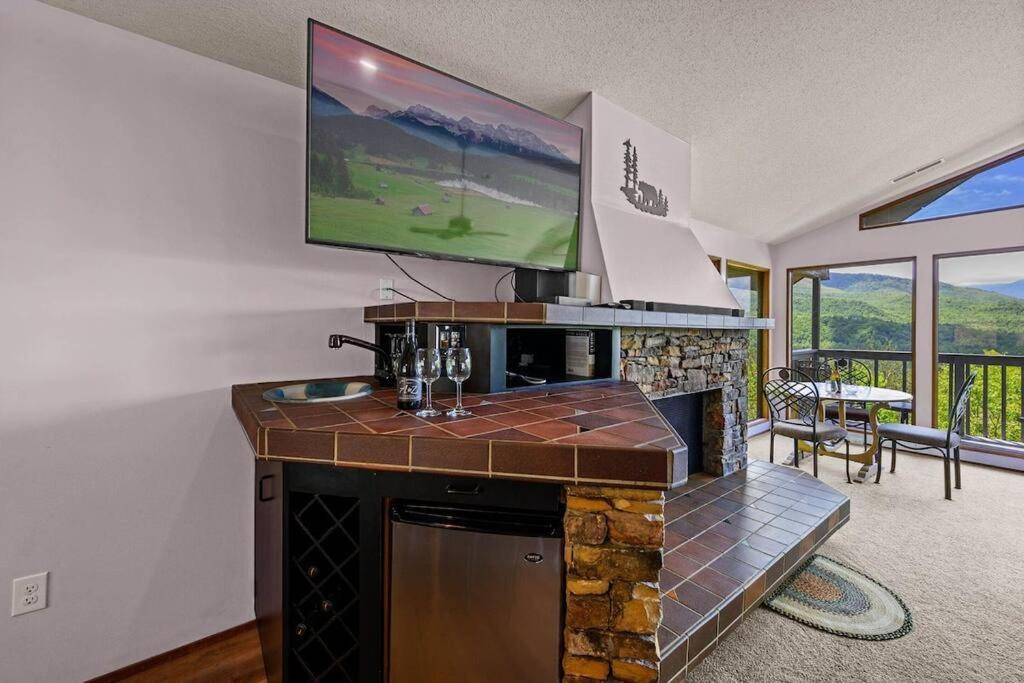 Access To 3 Pools & Pickleball! View! Shuffleboard! Arcade! Hot Tub! Holiday home