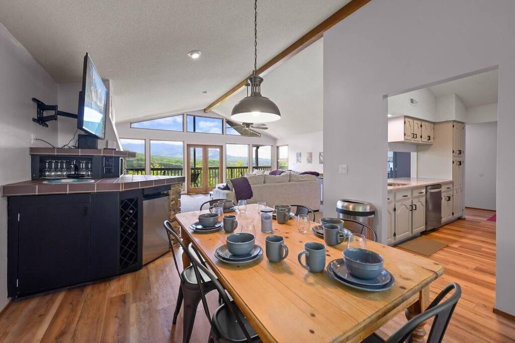 Access To 3 Pools & Pickleball! View! Shuffleboard! Arcade! Hot Tub! *