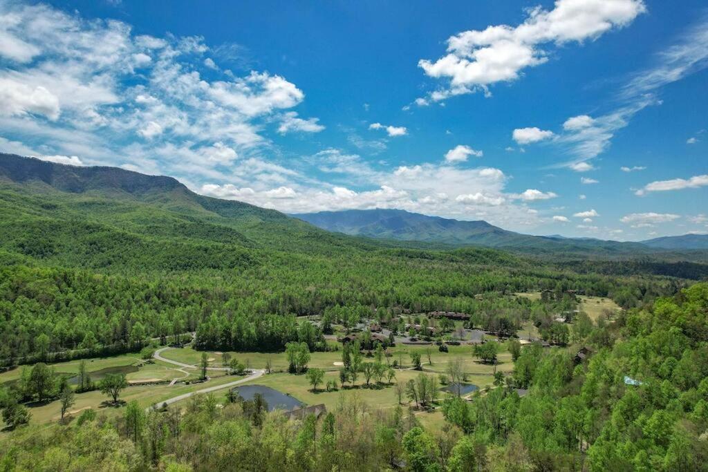 Access To 3 Pools & Pickleball! View! Shuffleboard! Arcade! Hot Tub! * Gatlinburg