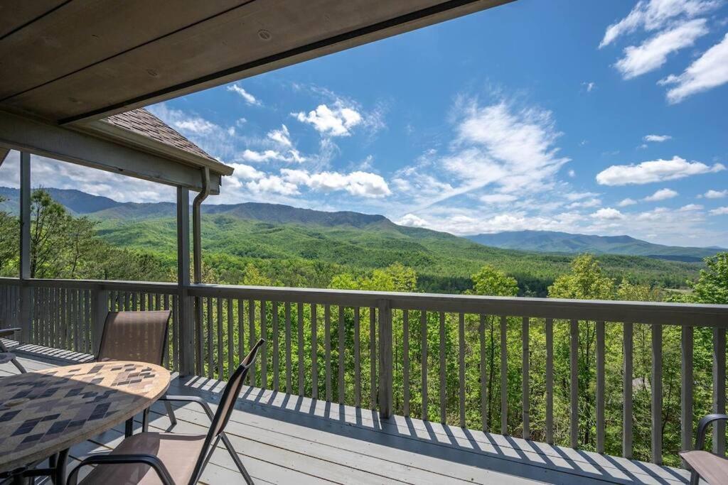 Access To 3 Pools & Pickleball! View! Shuffleboard! Arcade! Hot Tub! Holiday home *