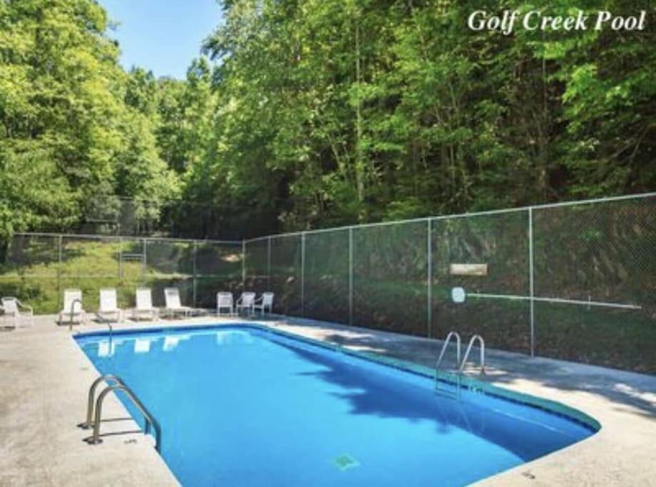 3 Pools! Fire Pit! Hot Tub! Nerf Gun Wall! Arcade! Ping Pong! Pickleball! Holiday home *