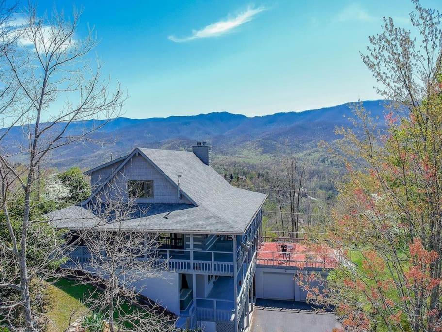 3 Pools! Fire Pit! Hot Tub! Nerf Gun Wall! Arcade! Ping Pong! Pickleball! * Gatlinburg