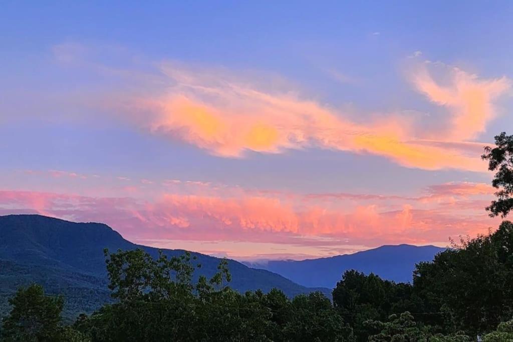 3 Pools! Fire Pit! Hot Tub! Nerf Gun Wall! Arcade! Ping Pong! Pickleball! Holiday home Gatlinburg