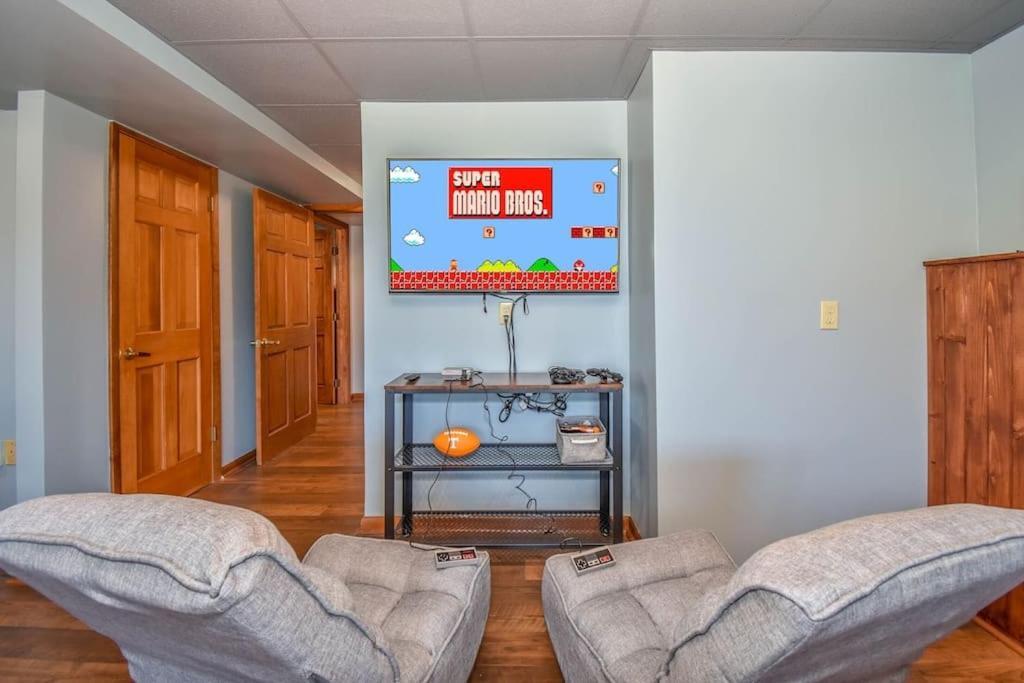 3 Pools! Fire Pit! Hot Tub! Nerf Gun Wall! Arcade! Ping Pong! Pickleball! Gatlinburg