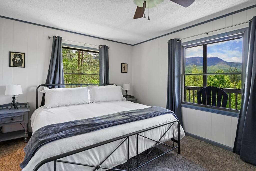 Access To 3 Pools & Pickleball! View! Shuffleboard! Arcade! Hot Tub! Holiday home Gatlinburg
