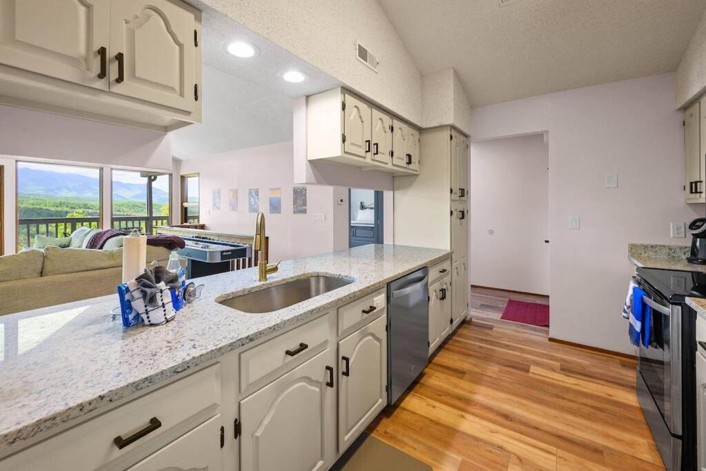 Access To 3 Pools & Pickleball! View! Shuffleboard! Arcade! Hot Tub! *