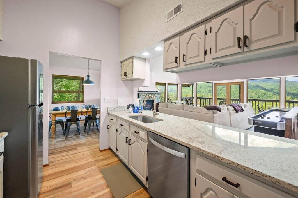 Access To 3 Pools & Pickleball! View! Shuffleboard! Arcade! Hot Tub! *