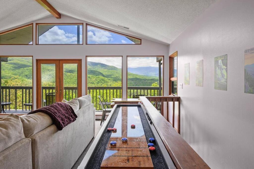 Access To 3 Pools & Pickleball! View! Shuffleboard! Arcade! Hot Tub! Holiday home