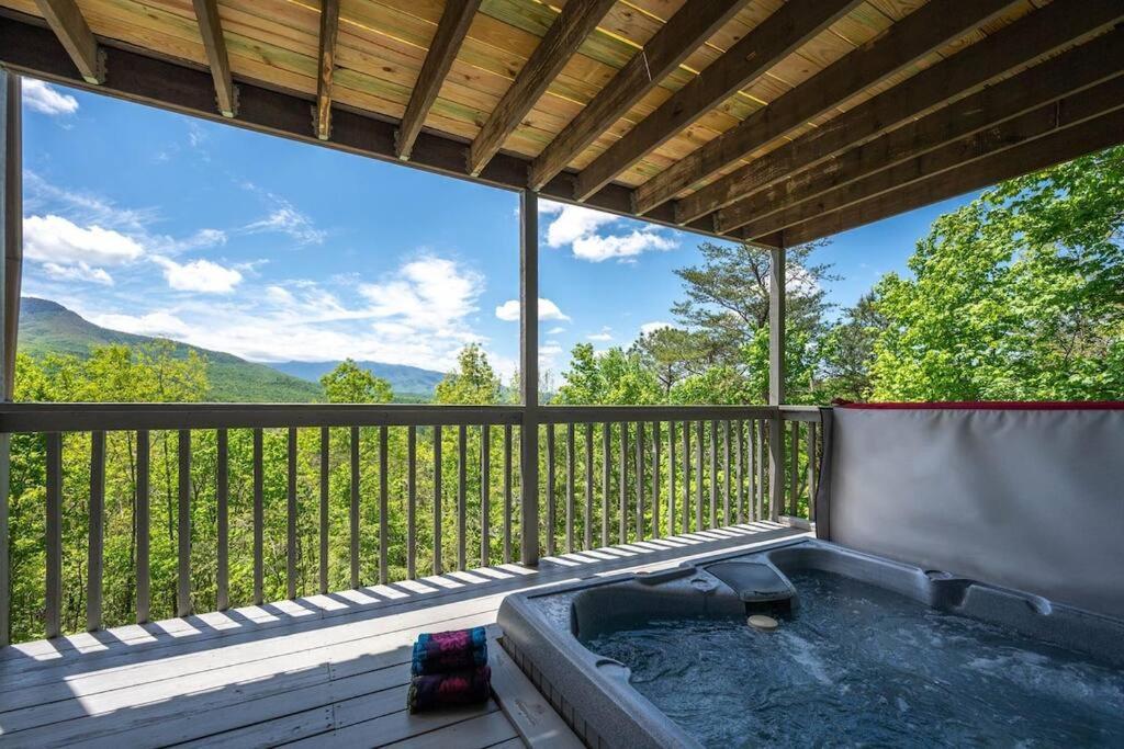 Holiday home Access To 3 Pools & Pickleball! View! Shuffleboard! Arcade! Hot Tub!