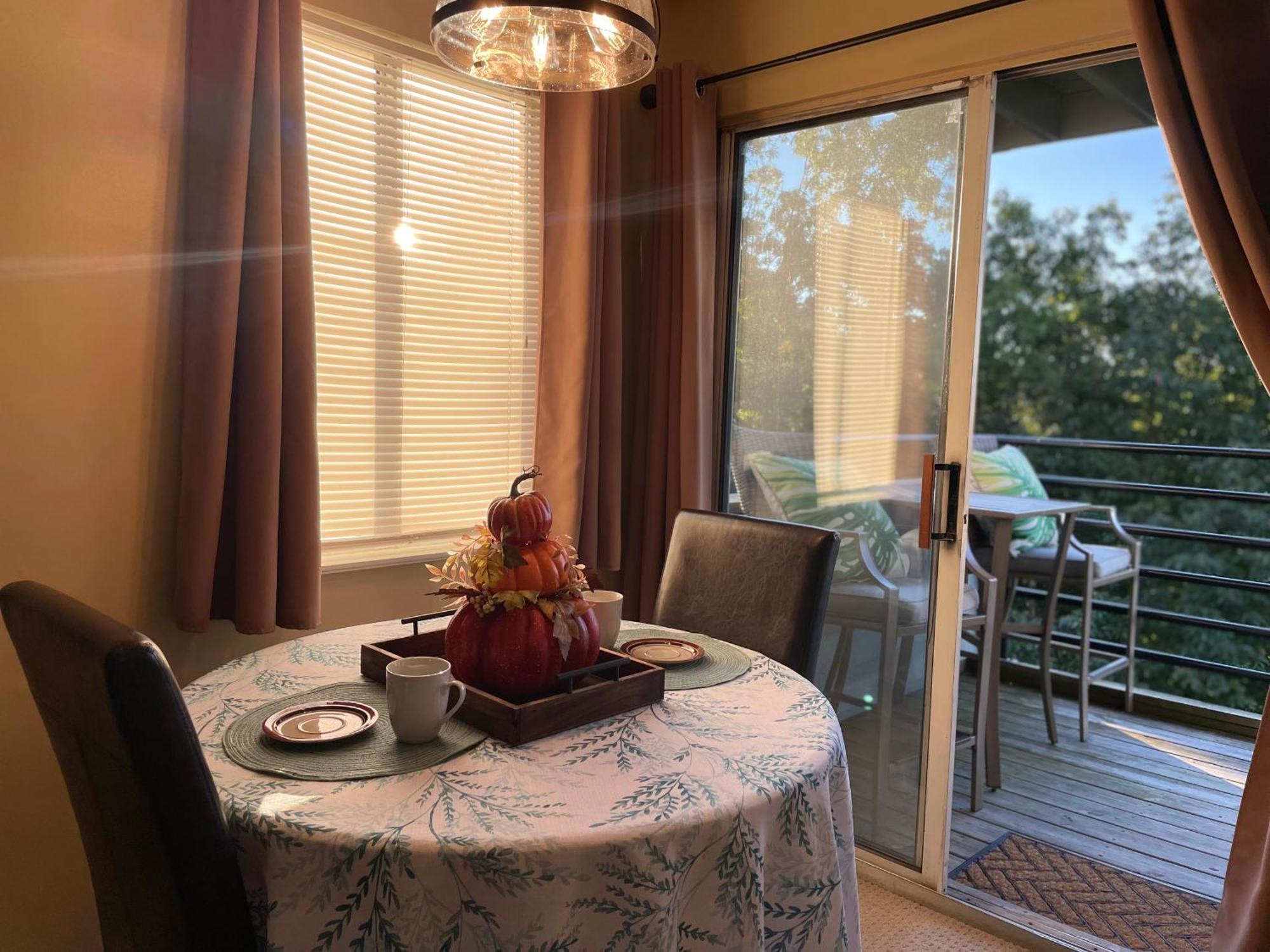 Summit Getaway For 2 With Amazing View!